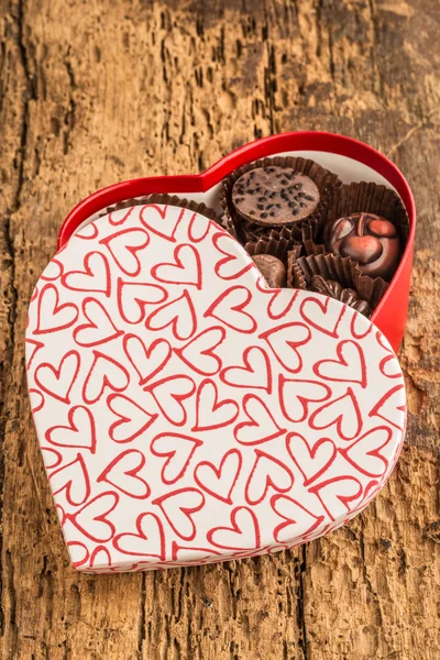 Chocolats dans une boîte en forme de coeur — Photo