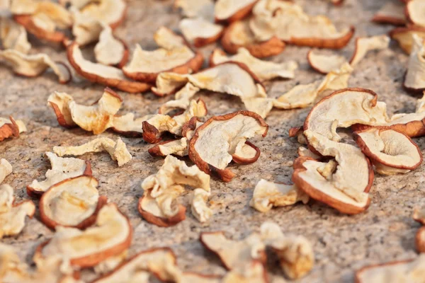 Sun drying sliced apples with selected focus — Stock Photo, Image