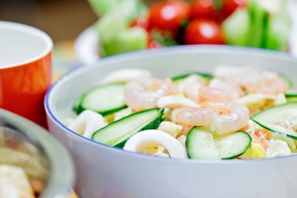 Смачний салат з креветками, кальмарами та овочами — стокове фото