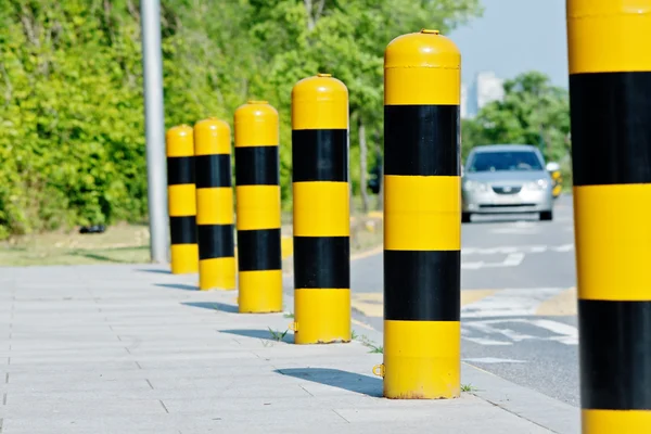 Gelbe und schwarze Leitpfosten Stockbild