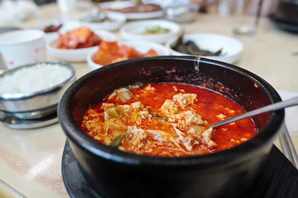 "Sundubu jijae", Korean spicy soup with tofu in a hot pot ("dols — Stock Photo, Image