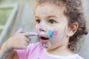Kız bebek yüzü boyalar