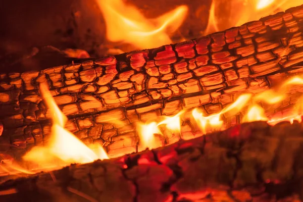 Gros plan sur la combustion du bois de chauffage — Photo