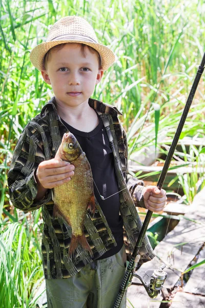 Jeune pêcheur attrapé une brème — Photo