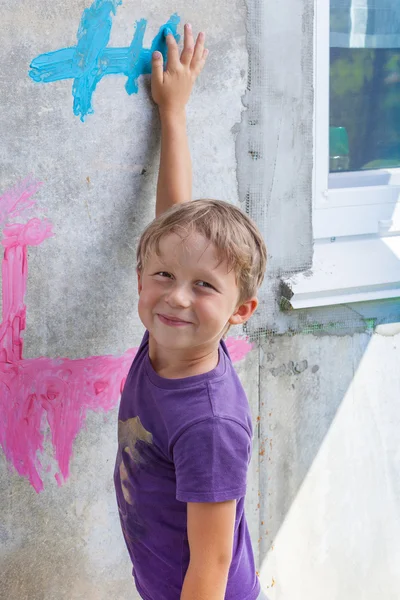 Chico dibuja en la pared — Foto de Stock