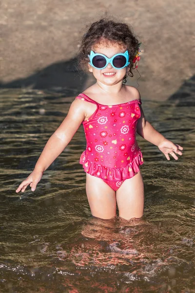 微笑在海滩上的小女孩 — 图库照片