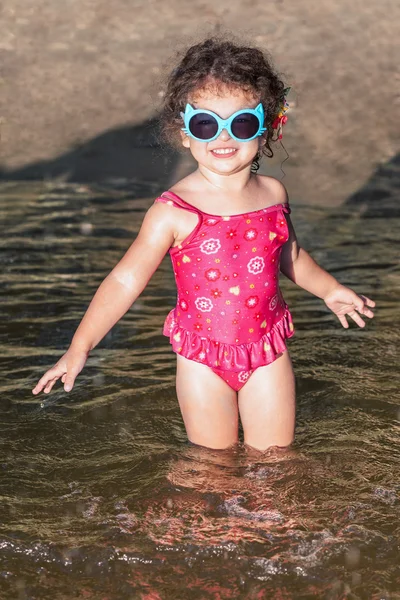 Leende flicka på strand — Stockfoto