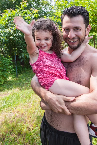 Szczęśliwy ojciec gospodarstwa córkę na zewnątrz — Zdjęcie stockowe