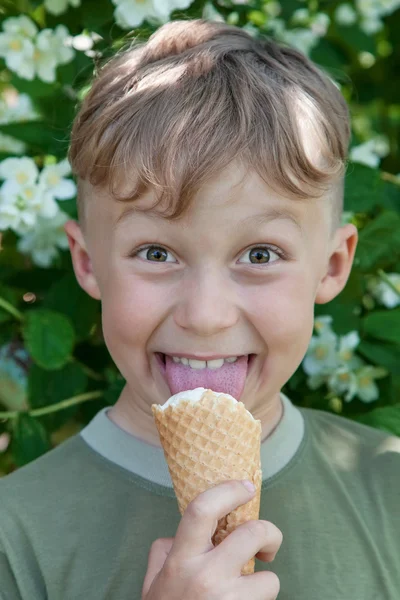 Мальчик облизывает мороженое — стоковое фото