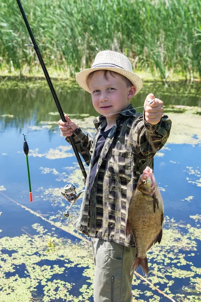 Jeune pêcheur attrapé une brème — Photo