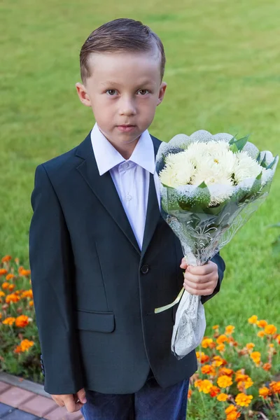 花束と少年 1年生 — ストック写真