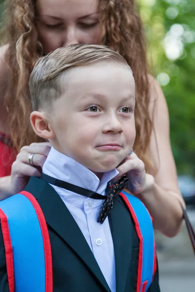 Mom corrects bow-tie son — Stock Photo, Image