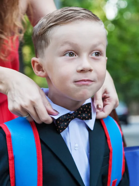 Mom corrects bow-tie son — Stock Photo, Image