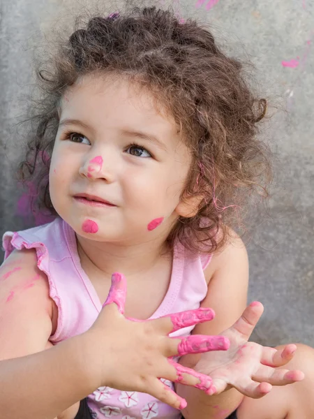 Девочка играет с красками — стоковое фото
