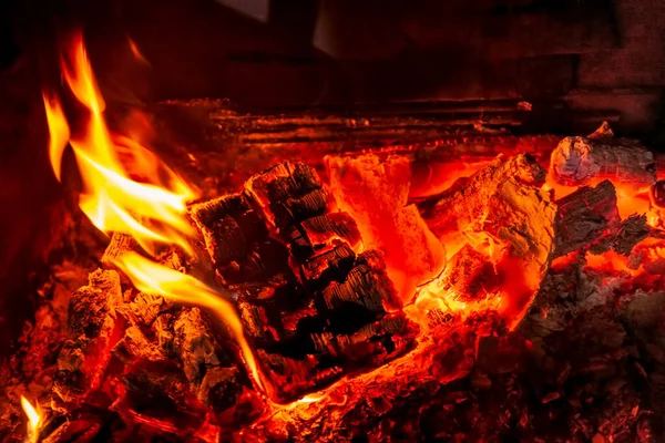 Leña Ardiente Primer Plano Chimenea Textura Fuego Llama Fondo Oscuro — Foto de Stock