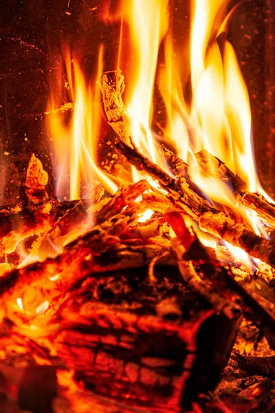 Membakar Kayu Perapian Lidah Api Dan Bara Panas Latar Belakang — Stok Foto