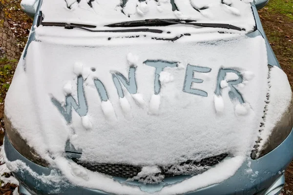 Inscriptie Winter Het Oppervlak Van Motorkap Bedekt Met Sneeuw — Stockfoto