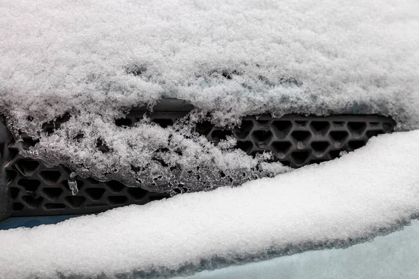 Carro Radiador Grelha Coberta Com Neve Gelo Close Automóvel Dia — Fotografia de Stock