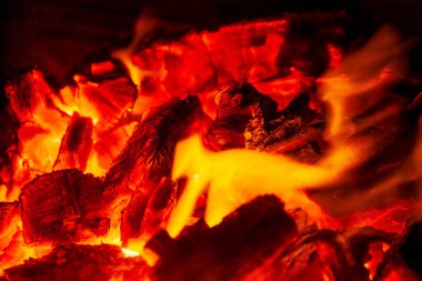 Arkaplan olarak yanan kömürlerin soyut arkaplanı