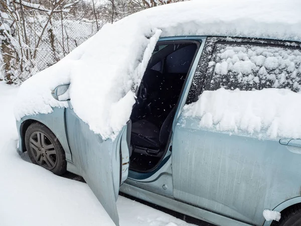 Fast Bil Landsväg Efter Ett Snöfall Står Med Dörren Öppen — Stockfoto