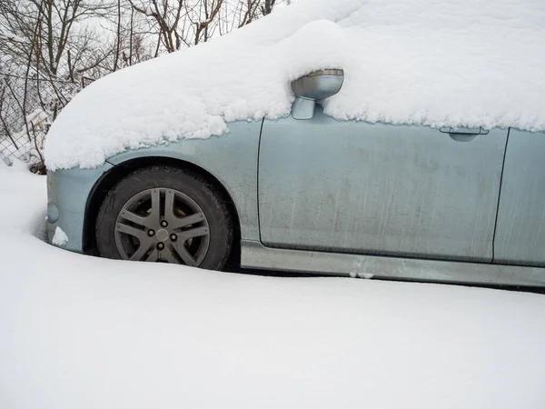 Samochód Utknął Wiejskiej Drodze Opadach Śniegu — Zdjęcie stockowe