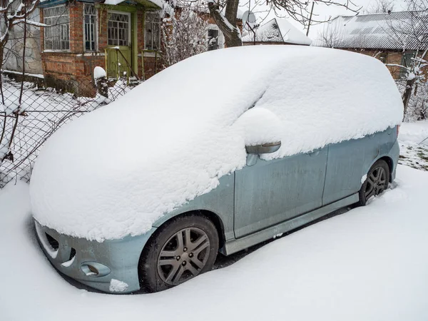 Bil Täckt Med Snö Landsbygden Efter Ett Snöfall — Stockfoto