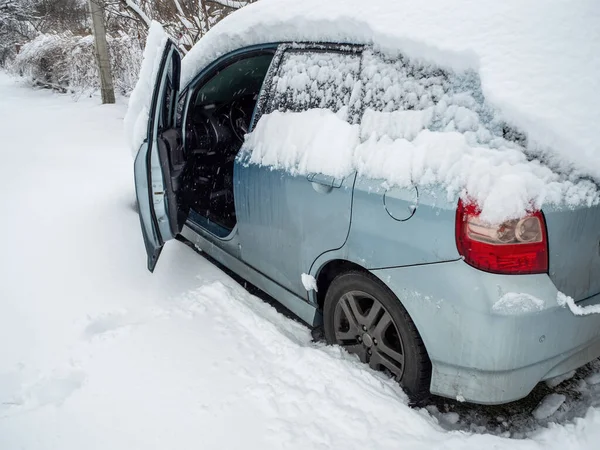 Fast Bil Landsväg Efter Ett Snöfall Står Med Dörren Öppen — Stockfoto