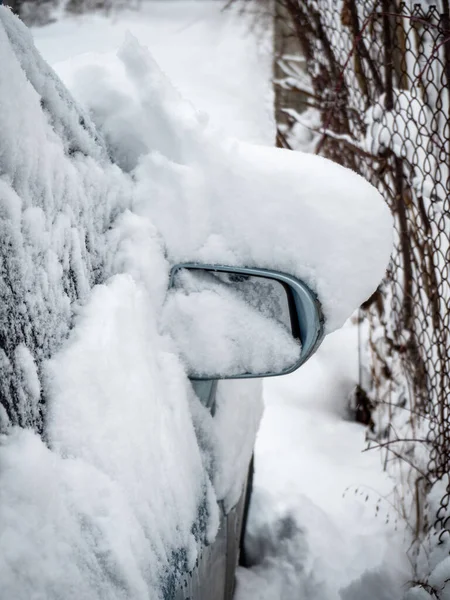 Achteruitkijkspiegel Autoraam Bedekt Met Verse Sneeuw Sneeuwval — Stockfoto