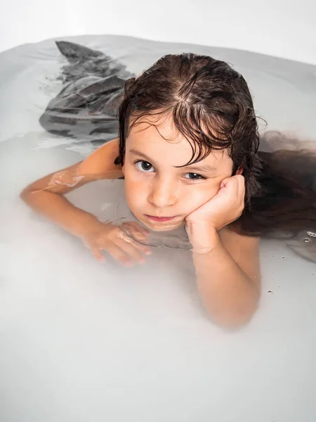 Mädchen Mit Langen Haaren Meerjungfrauenkostüm Liegt Wasser Der Badewanne Und — Stockfoto