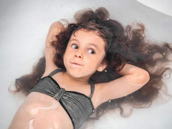 Mädchen Mit Langen Haaren Meerjungfrauenkostüm Liegt Wasser Der Badewanne — Stockfoto