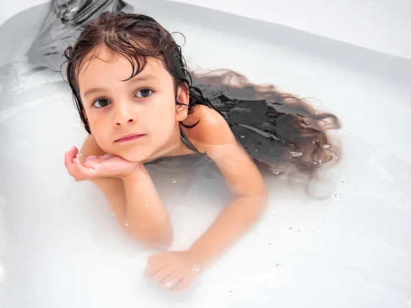 Niña Con Pelo Largo Traje Sirena Acostada Agua Bañera Mira — Foto de Stock