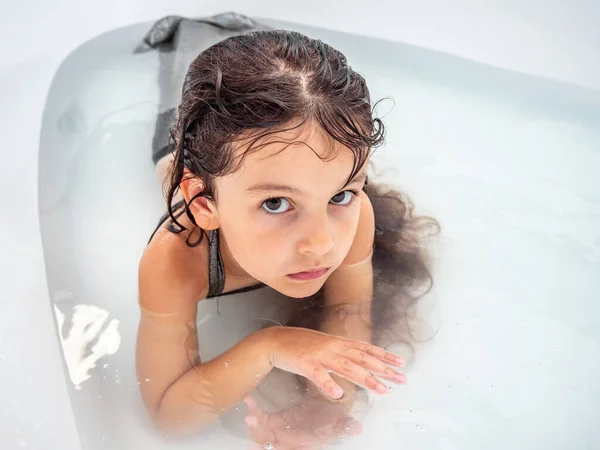 Niña Con Pelo Largo Traje Sirena Acostada Agua Bañera Mira —  Fotos de Stock