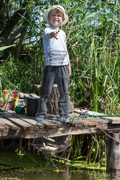 Αγόρι διάρκεια της αλιείας — Φωτογραφία Αρχείου