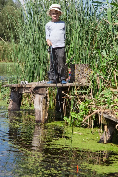 Boy while fishing — Stock Photo, Image