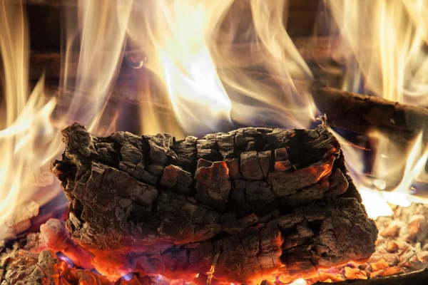 Demir çubuklar şöminede yanan — Stok fotoğraf
