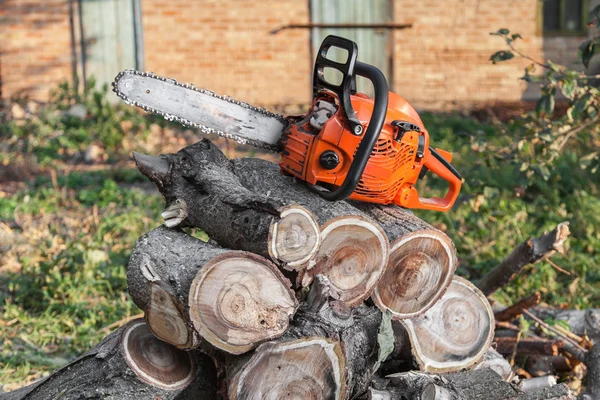Orange chainsaw — Stock Photo, Image
