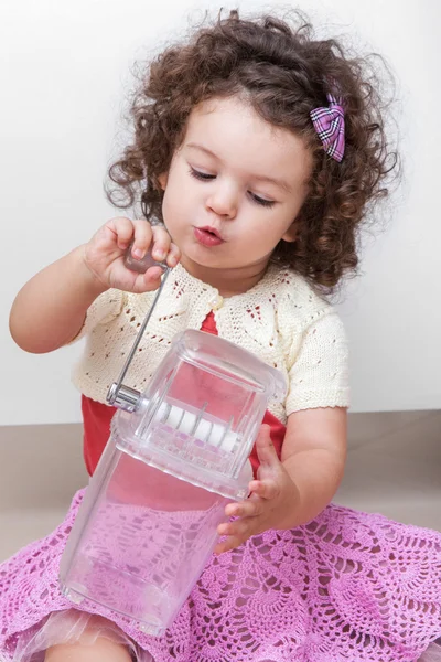 Chica jugando en la cocina — Foto de Stock