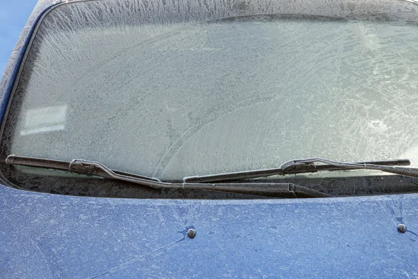 Pare-brise avant congelé de la voiture — Photo
