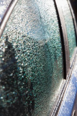 Çiy ile kaplı araç