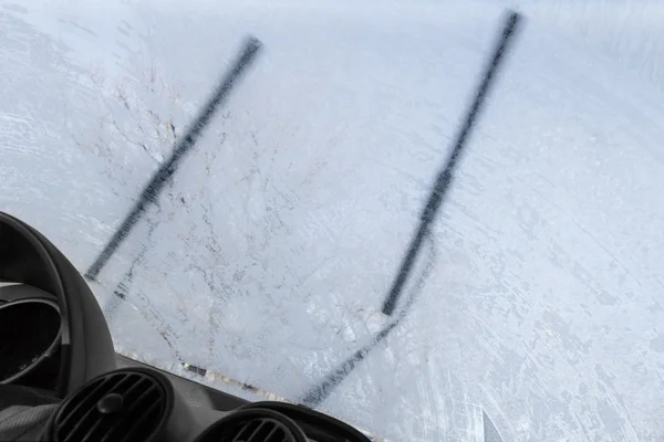 İçinde donmuş araba