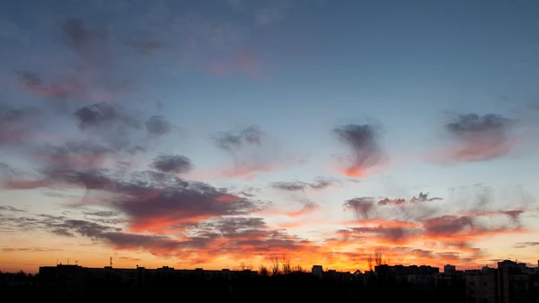 Rano niebo w mieście — Zdjęcie stockowe