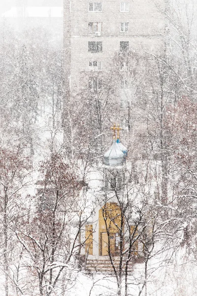 Orthodox chapel during a snowfall — Stock Photo, Image