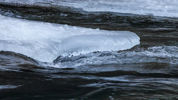 Corrente de água sob gelo — Fotografia de Stock