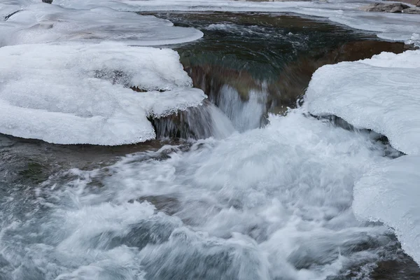 冰下的水流 — 图库照片