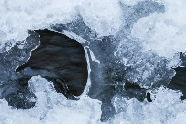 氷の下の水の流れ — ストック写真