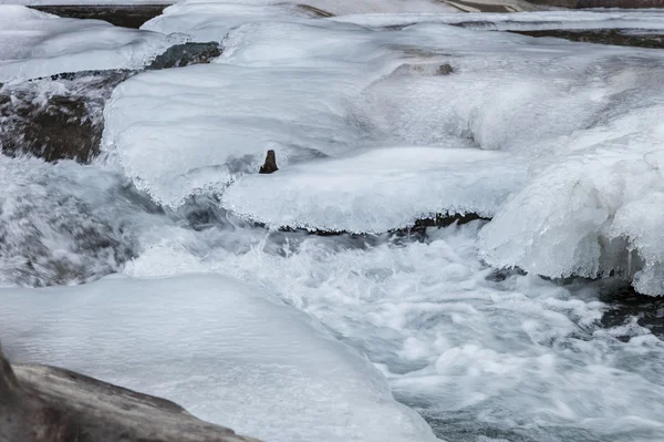 氷の下の水の流れ — ストック写真