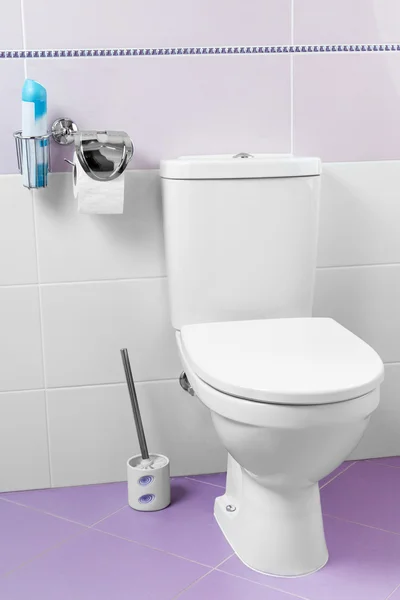 Bílá keramická toaletní mísa — Stock fotografie