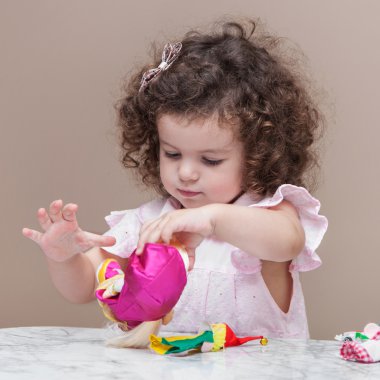 Kız bir bebekle oynuyor.