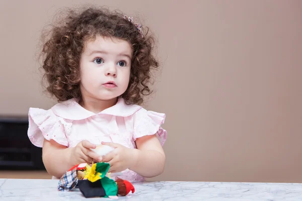 Κορίτσι που παίζει με μια κούκλα — Φωτογραφία Αρχείου