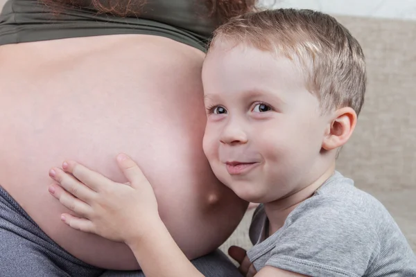 Chlapec a jeho těhotná matka — Stock fotografie